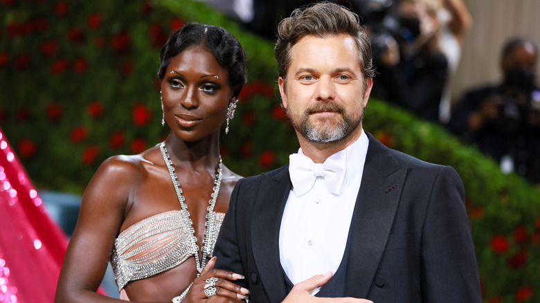 Jodie Turner-Smith et Joshua Jackson posent