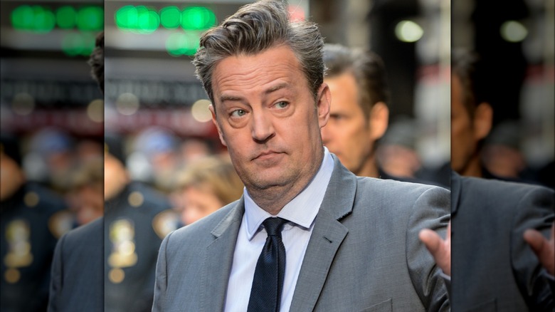 Matthew Perry hausse les sourcils