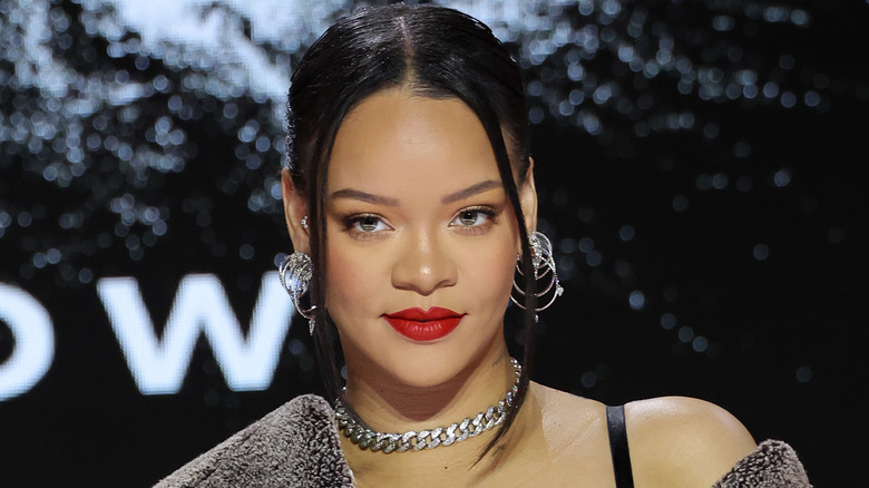 Rihanna porte des créoles en argent