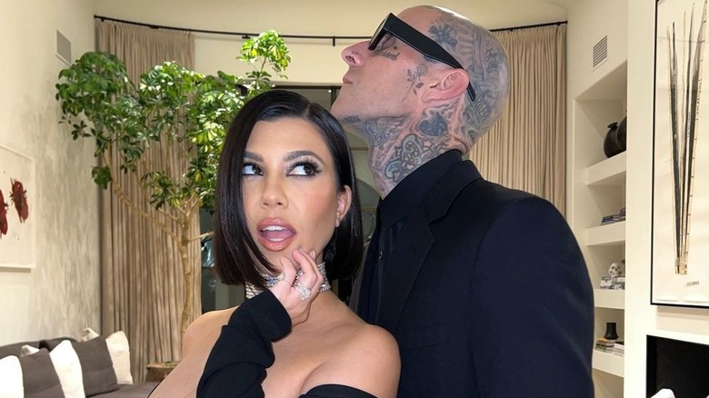 Travis Barker avec le menton sur la tête de Kourtney Kardashian