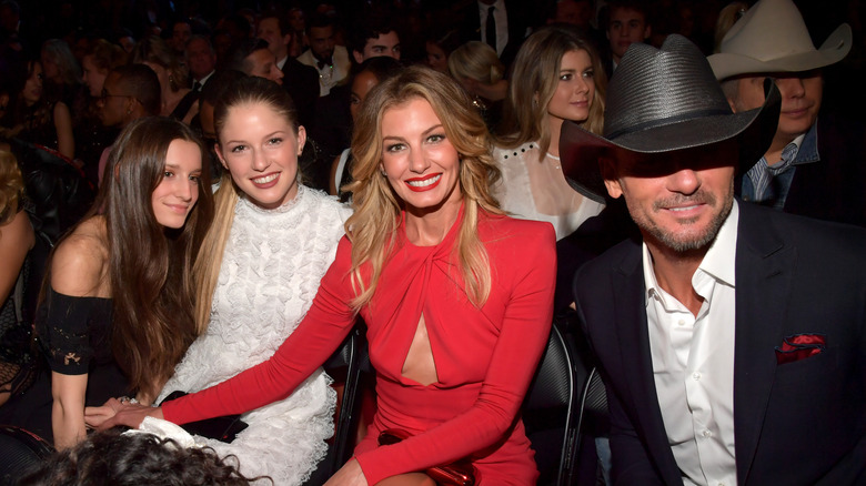 Faith Hill, Tim McGraw, Audrey et Maggie assis à un événement