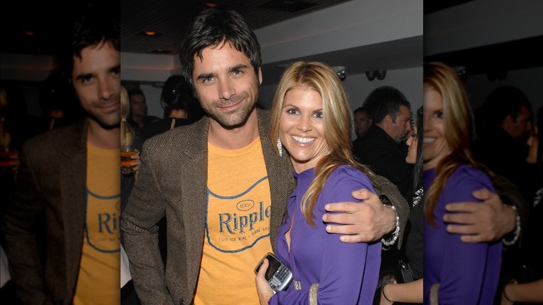 John Stamos avec un bras autour de Lori Loughlin