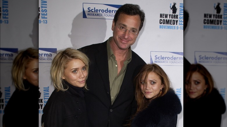 Bob Saget posant avec des jumelles Olsen