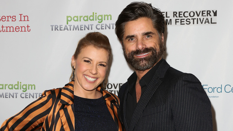 Jodie Sweetin, John Stamos souriant