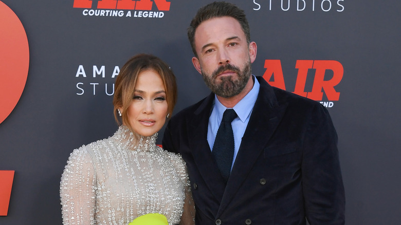 Ben Affleck et Jennifer Lopez posent lors d'un événement