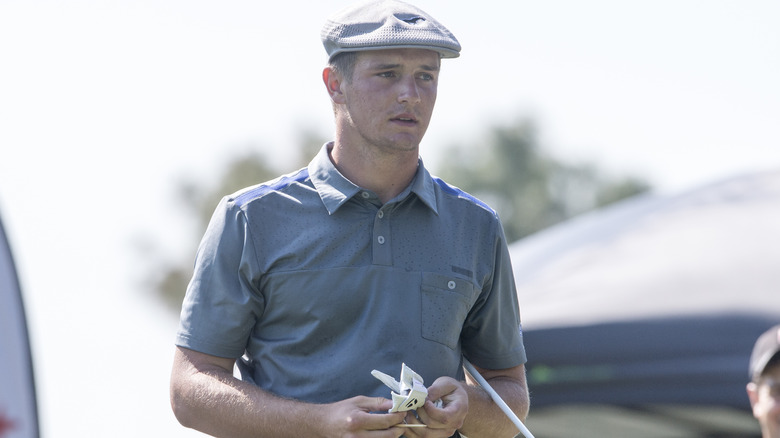 Bryson DeChambeau porte une casquette à carreaux