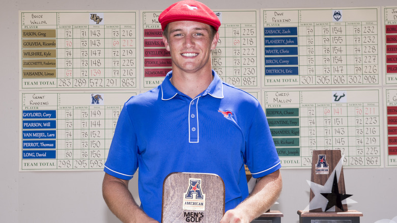 Bryson DeChambeau en bonnet rouge