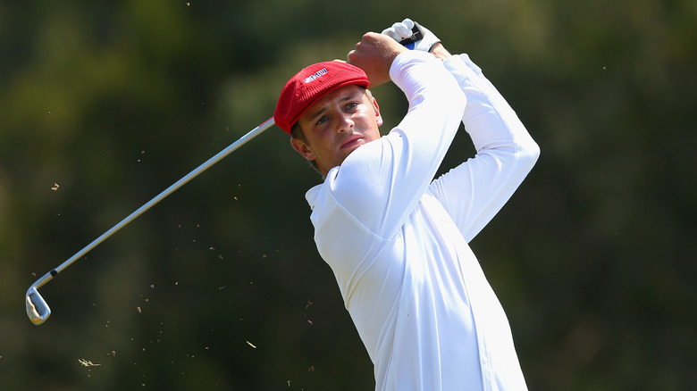 Grève de golf dans une chemise blanche à manches longues