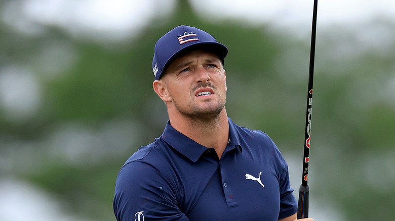 Bryson DeChambeau en chemise et casquette bleu marine