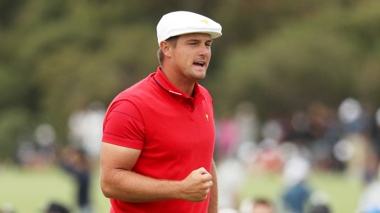 Bryson DeChambeau muscle visible dans une chemise rouge