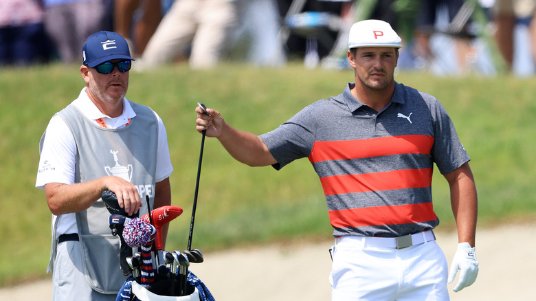 Bryson DeChambeau et Tim Tucker au cours