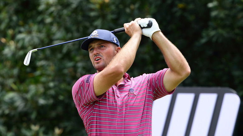 Bryson DeChambeau en chemise rayée