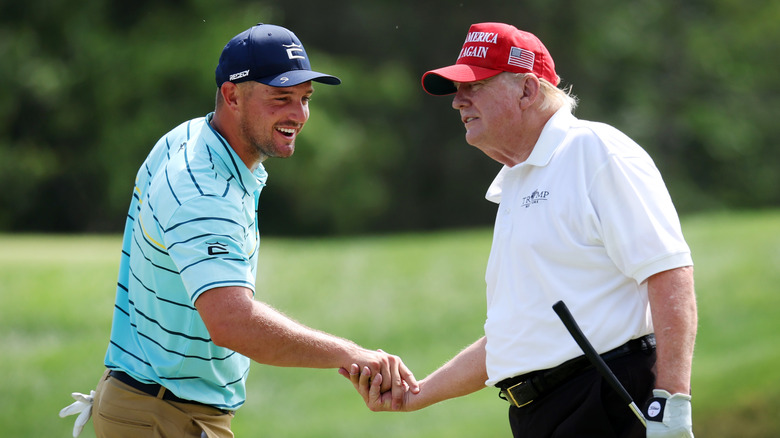 Bryson DeChambeau serre la main de Trump