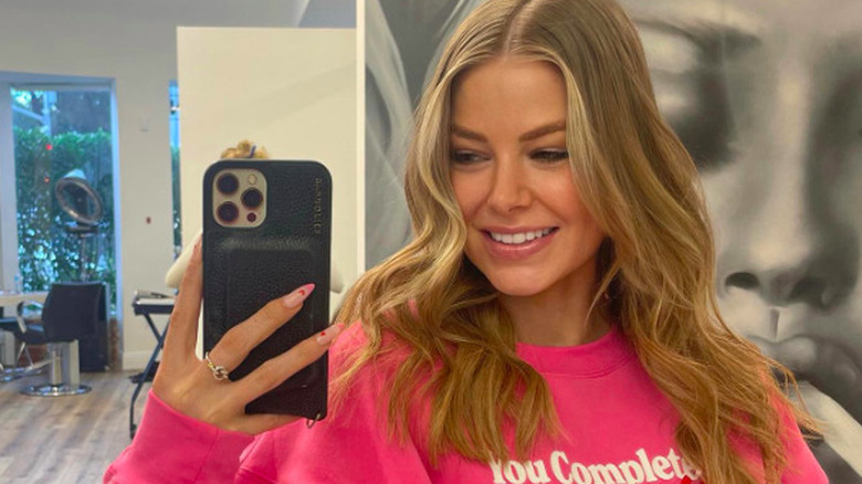 Ariana Madix souriante en selfie