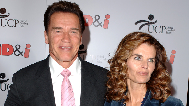 Arnold Schwarzenegger posant avec Maria Schriver