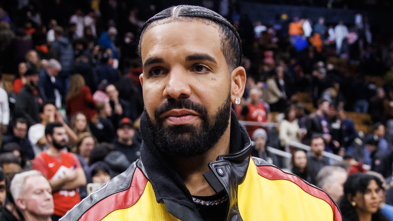 Drake portant une veste en cuir colorée 