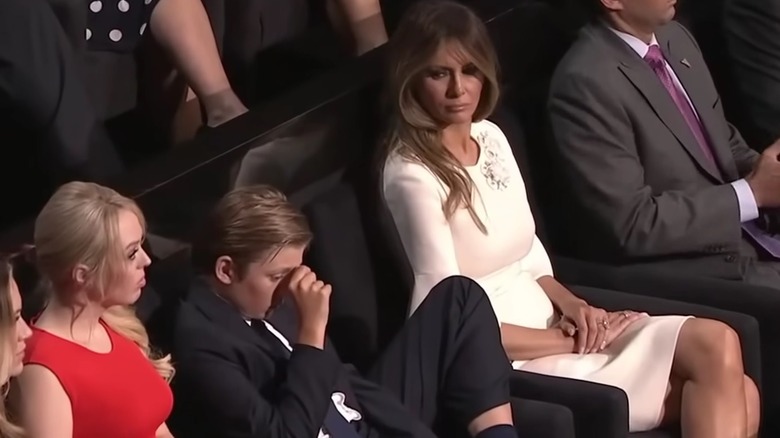 Barron Trump bâille 