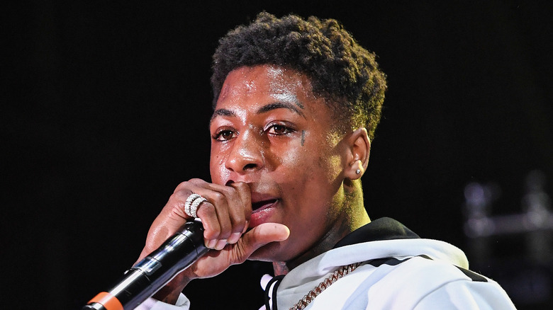 NBA YoungBoy se produit sur scène