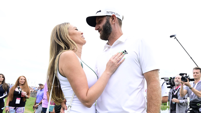 Dustin Johnson et Paulina Gretzky s'embrassent