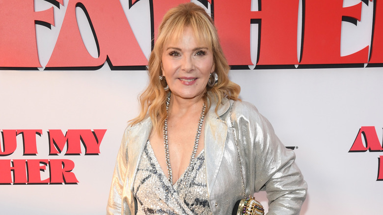 Kim Cattrall posant