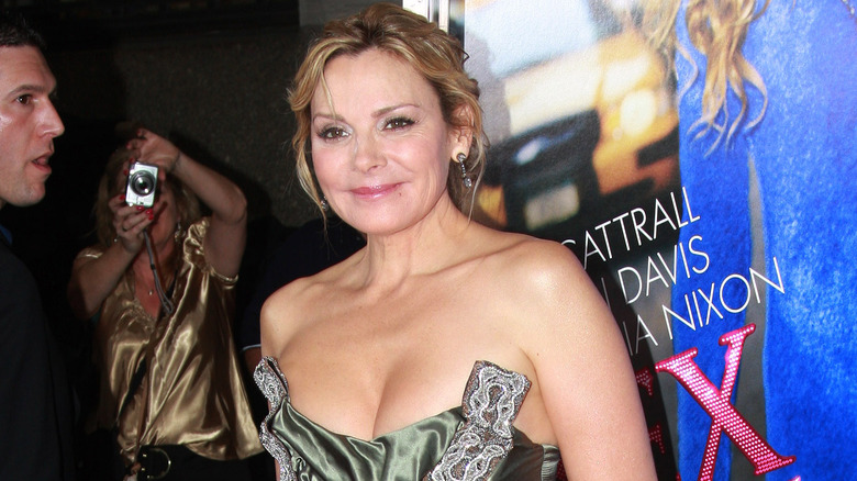 Kim Cattrall posant