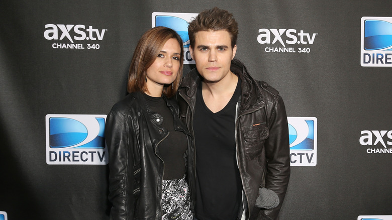 Torrey Devitto et Paul Wesley posent ensemble