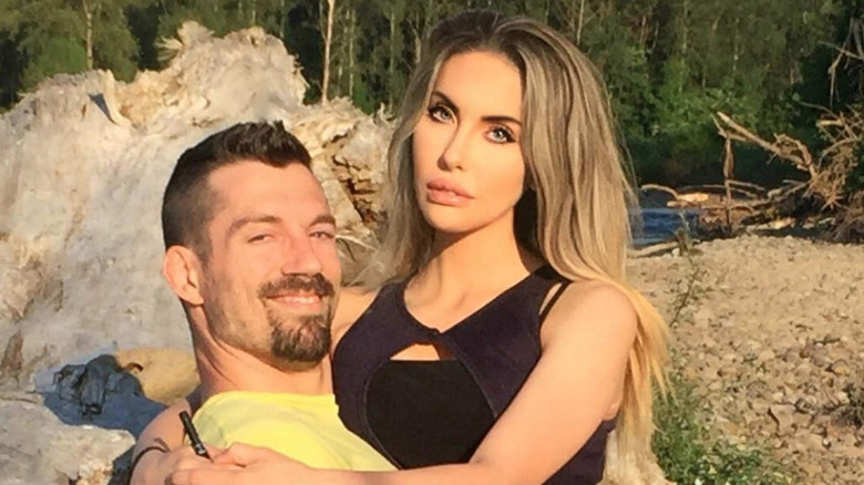 James Driskill et Chloe Lattanzi posent au soleil