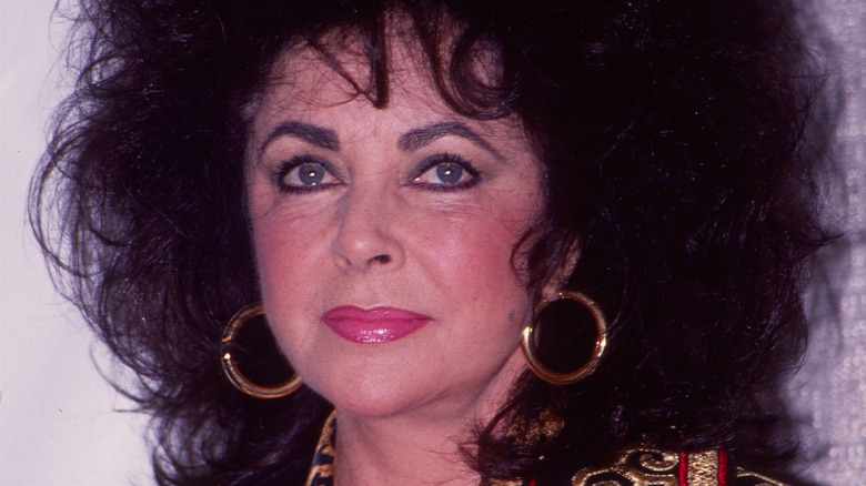 Elizabeth Taylor posant