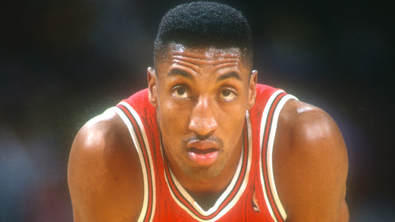 Scottie Pippen penché sur le terrain