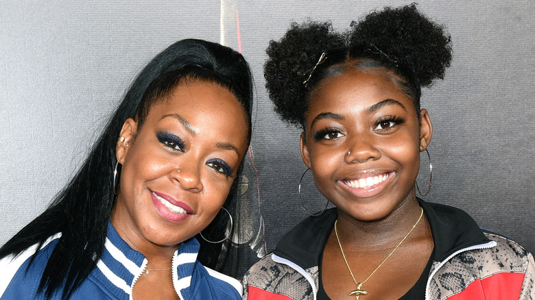 Tichina Arnold et Alijah Kai posent sur le tapis rouge