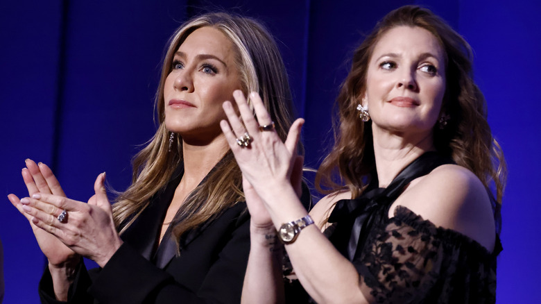 Jennifer Aniston et Drew Barrymore applaudissent