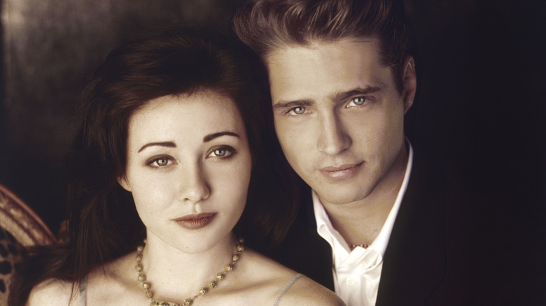 Shannen Doherty et Jason Priestley posent