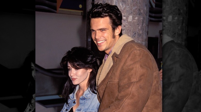 Shannen Doherty et Ashley Hamilton sourient