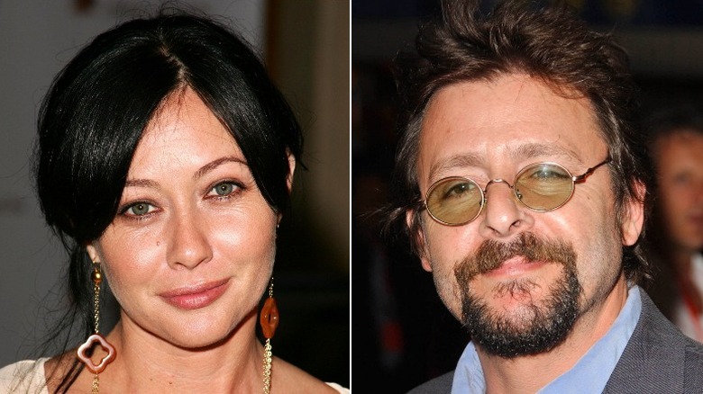 Shannen Doherty et Judd Nelson sourient