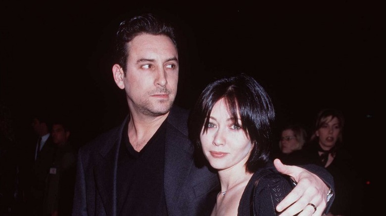 Rob Weiss et Shannen Doherty posant