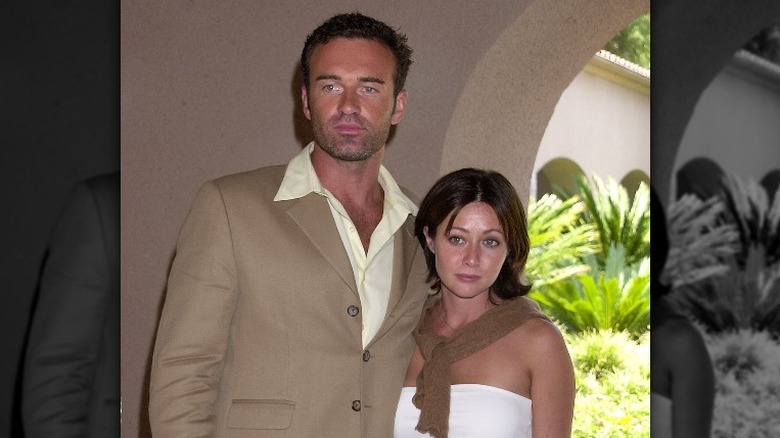 Julian McMahon et Shanne Doherty posent