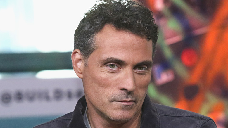 Rufus Sewell regarde la caméra