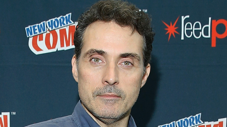 Rufus Sewell posant