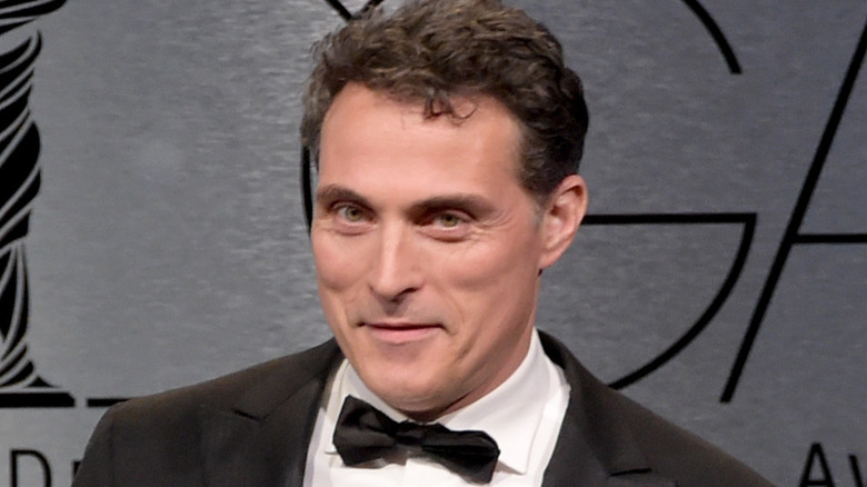 Rufus Sewell souriant