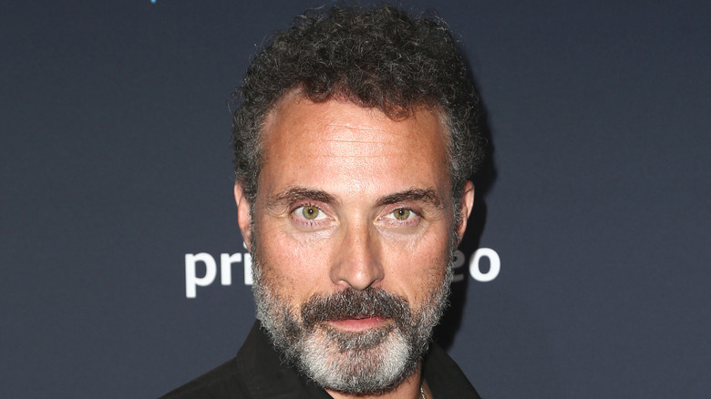 Rufus Sewell posant à l'événement