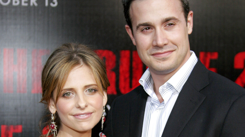 Sarah Michelle Gellar et Freddie Prinze Jr. souriant