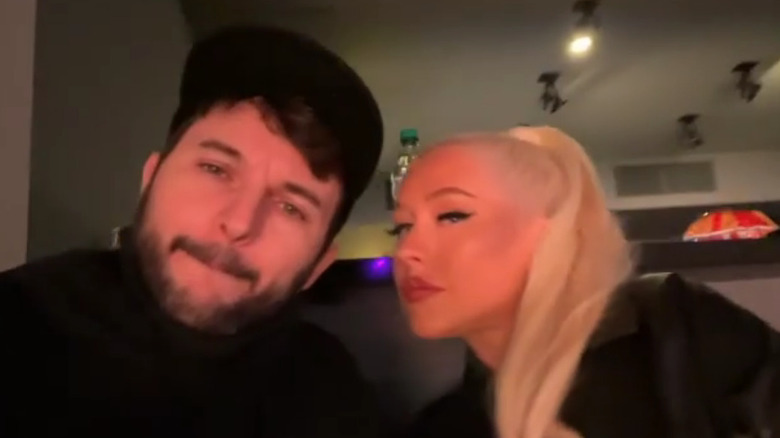 Matthew Rutler et Christina Aguilera posent pour un selfie