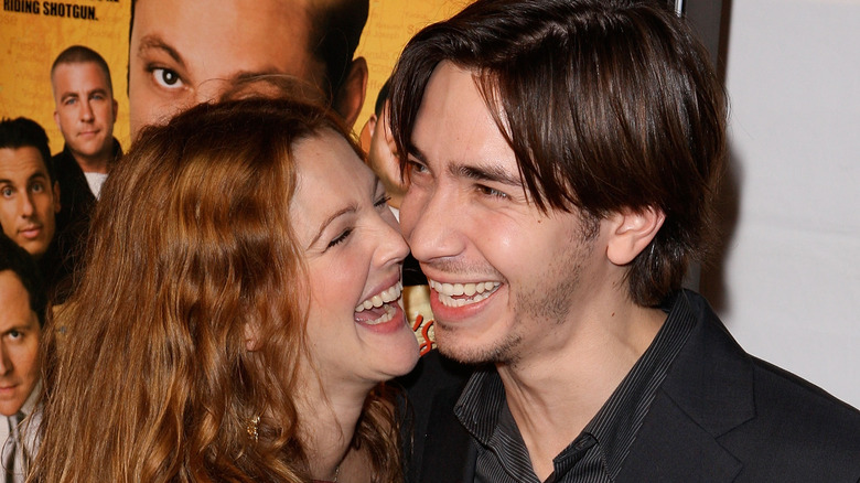 Drew Barrymore et Justin Long rient ensemble