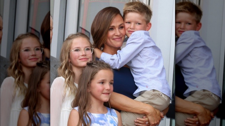 Jennifer Garner pose avec des enfants 