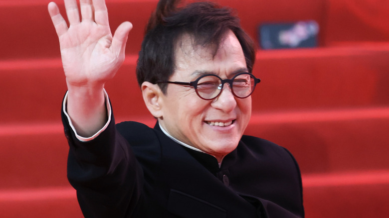 Jackie Chan souriant et saluant