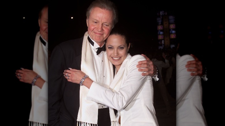 Jon Voight et Angelina Jolie se font un câlin