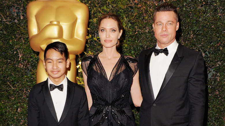 Maddox, Angelina Jolie et Brad Pitt posent