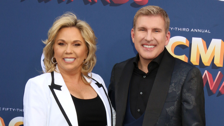 Todd et Julie Chrisley souriant aux ACM Awards 2018