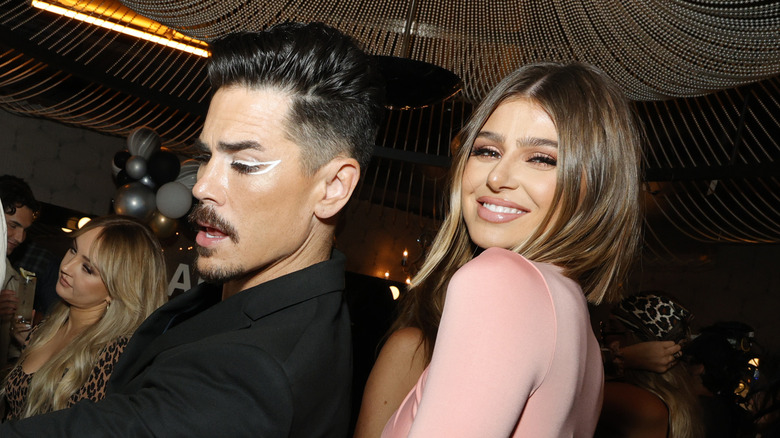 Raquel Leviss et Tom Sandoval posent