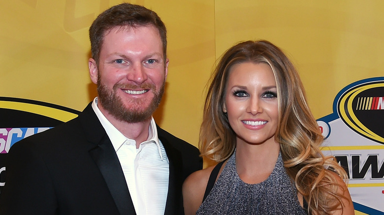 Dale Earnhardt et sa femme Amy Reimann souriant